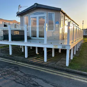  Apartment 3 Bedroomed Caravan With Amazing Sea Views!