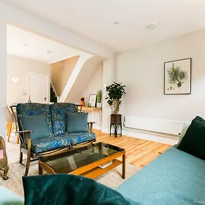 https://exquisite-3bdr-botanical-oasis-in-central-brighton.brighton-hotels-england.com